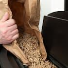 personne vidant un sac de pellets
