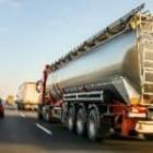 camion transporteur de fioul sur une route