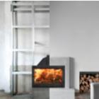 intérieur avec un insert à bois allumé