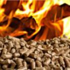 tas de pellets de bois enflammés