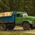 un camion transporteur de bois