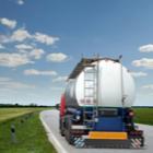 camion transporteur de fioul sur une route