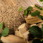 tas de pellets de bois et feuilles vertes