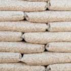 focus sur des sacs de pellets de bois