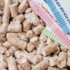 billets d'euros enfouis dans du pellets de bois