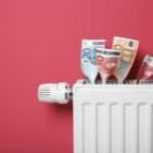 billets d'euros insérés dans la grille d'un radiateur