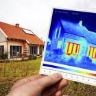 main tenant le cliché infrarouge d'une maison