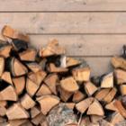 tas de bûches de bois coupées