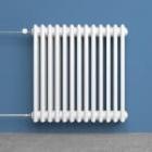 focus sur un radiateur et son mur bleu