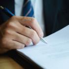 personne remplissant des documents