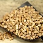 pelle remplie de bois granulés