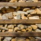 bûches de bois coupées et empilées