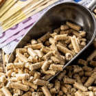 billets d'euros et une pelle remplie de pellets