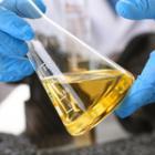 chimiste manipulant un liquide