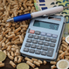 calculette stylo et billets dans du pellets