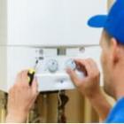 technicien inspectant une chaudière