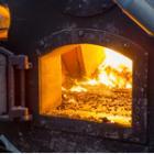 chaudière allumée avec sa porte ouverte