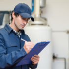 technicien faisant un diagnostic de chaudière