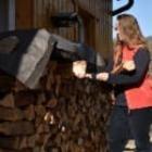 femme prenant des bûches de bois
