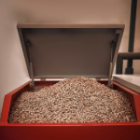 bac d'une chaudière rempli de pellets