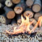 pellets de bois enflammés
