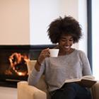 femme se relaxant dans son fauteuil avec une tasse