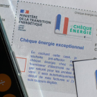 un smartphone sur des chèques énergies