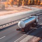 camion transporteur de fioul sur une route