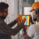 employés analysant des plans de chantier