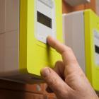 personne touchant un compteur Linky