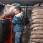 homme déversant du pellets dans un silo