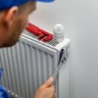 technicien réparant un radiateur
