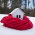 une maison miniature avec écharpe rouge