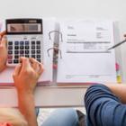 deux personnes faisant de la comptabilité