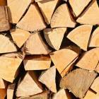 tas de bûches de bois coupées