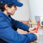 technicien réparant une chaudière