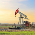 machine de forage pétrolier dans un champ