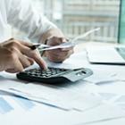 personne utilisant une calculatrice
