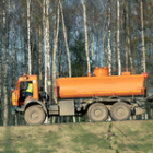 camion citerne dans une forêt