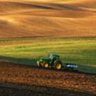 tracteur agricole labourant un champ