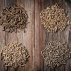 quatre tas de granulés de bois différents