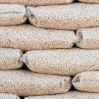 tas de sacs de pellets entassés