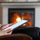 focus sur une tablette et en arrière plan une cheminée