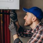 technicien inspectant une chaudière