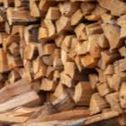 bûches de bois coupées et empilées