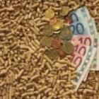 billets et pièces d'euros enfouis dans des granulés de bois