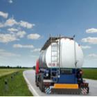 camion transporteur de fioul sur une route
