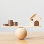 maison et pièces sur une planche en équilibre