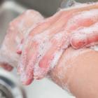personne se lavant les mains