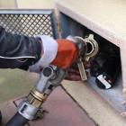 technicien nettoyant par extraction une cuve à fioul